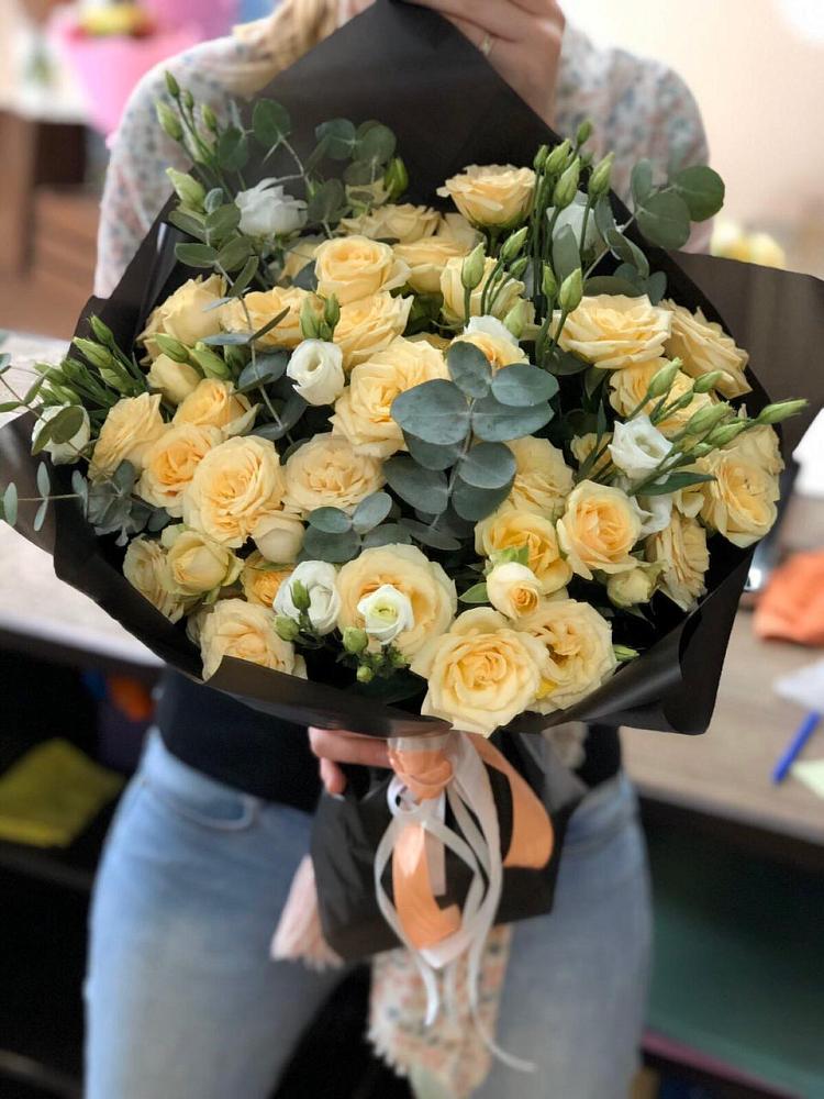 Букет цветов из: Розы и Лизиантусы в Тарногском Городке