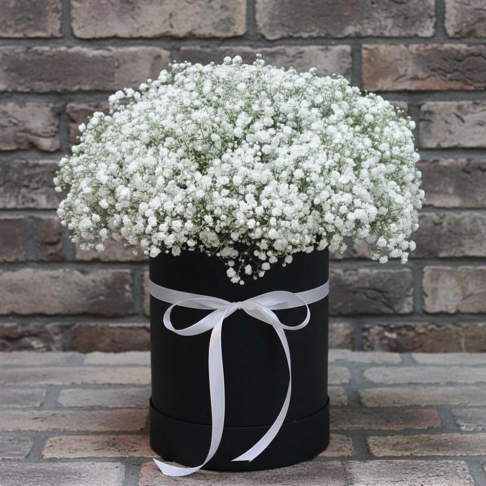 Цветочная композиция из Гипсофила в шляпной коробке в Тарногском Городке