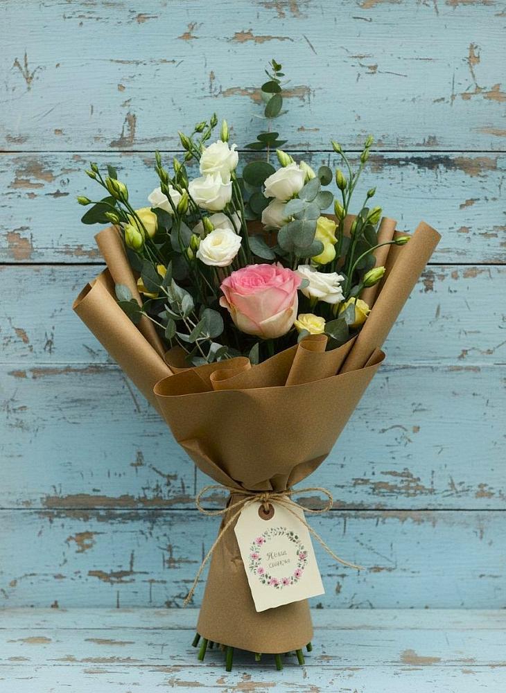 Букет цветов из: Розы и Лизиантусы в Тарногском Городке