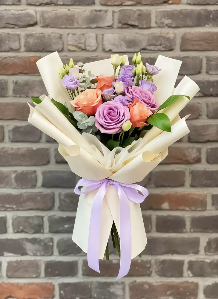 Букет цветов из: Лизиантусы и Розы в Тарногском Городке