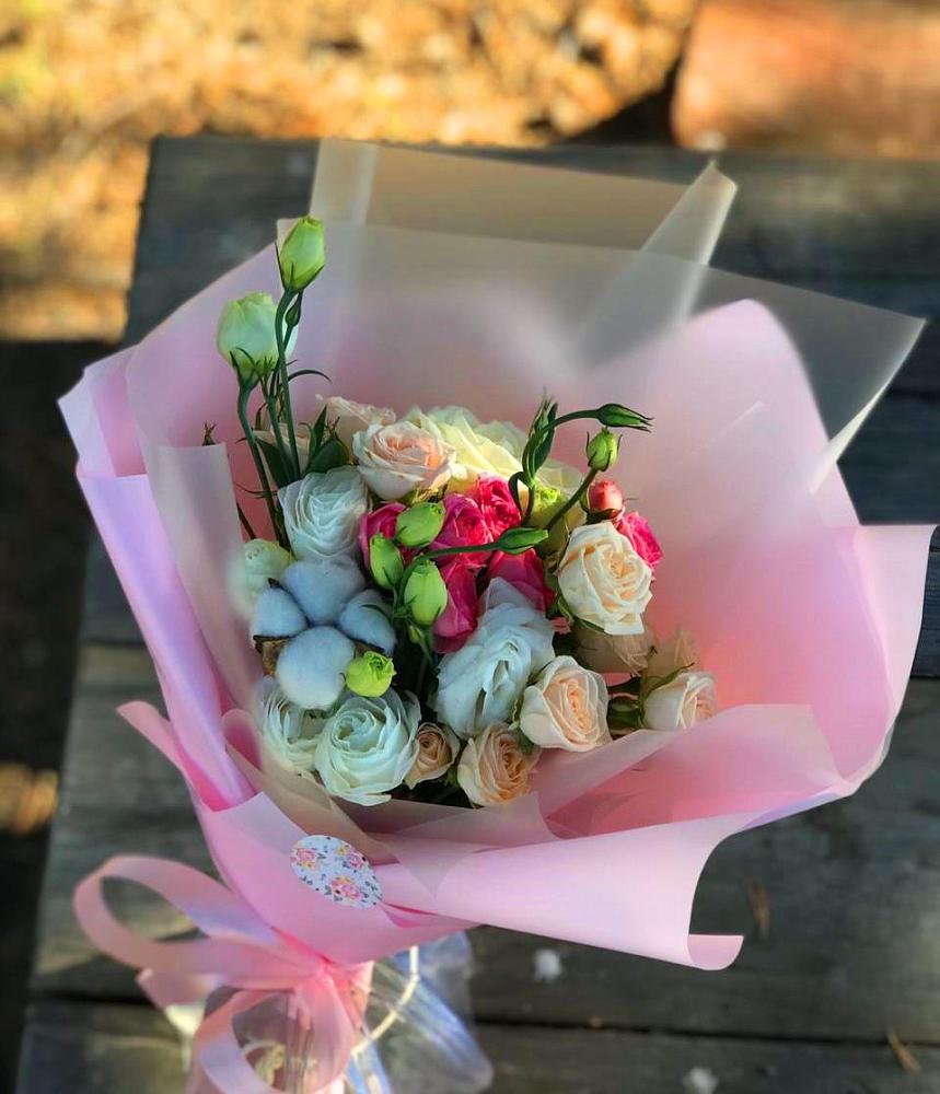 Букет цветов из: Розы и Лизиантусы в Тарногском Городке