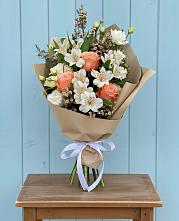 Букет цветов из:  Альстромерии, Лизиантусы, Розы и Хризантемы в Тарногском Городке