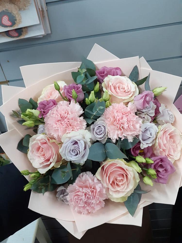 Букет цветов из: Розы, Гвоздики и Лизиантусы в Тарногском Городке