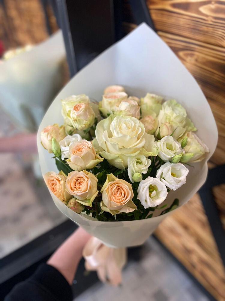 Букет цветов из: Розы и Лизиантусы в Тарногском Городке