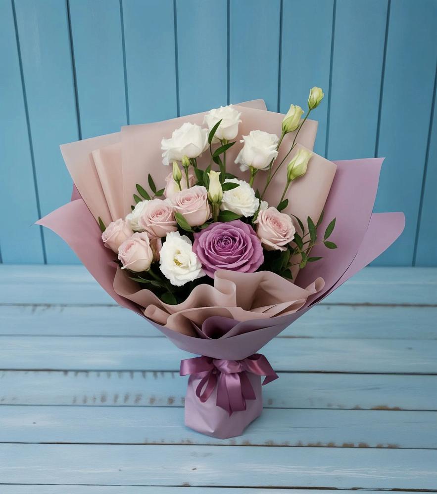 Букет цветов из: Розы и Лизиантусы в Тарногском Городке